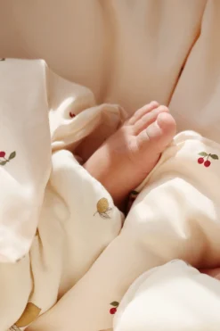 Shop Konges Sløjd baby sengesæt 70x100 - cherry