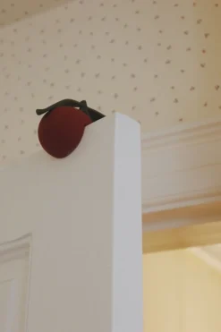 New Konges Sløjd dørstopper - cherry